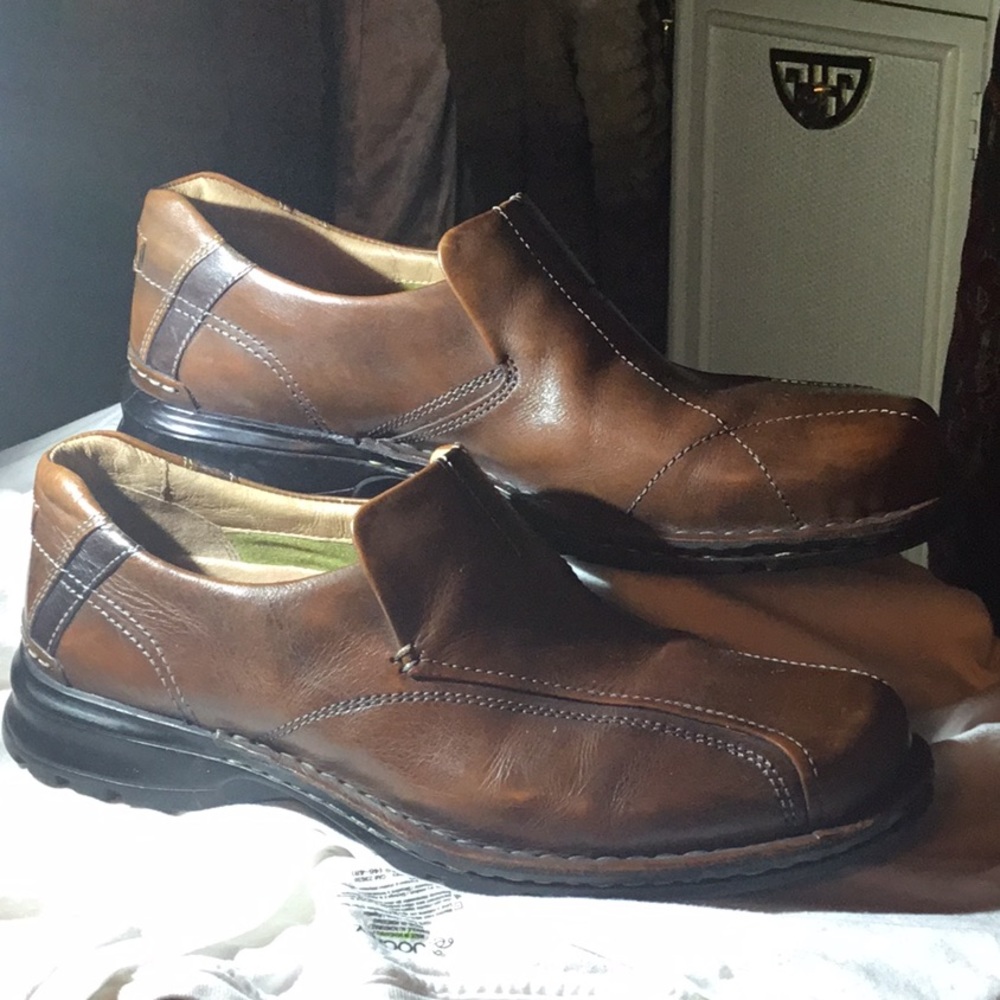 MENS CLARKS like new DARK TAN LEATHER LOAFERS 12M